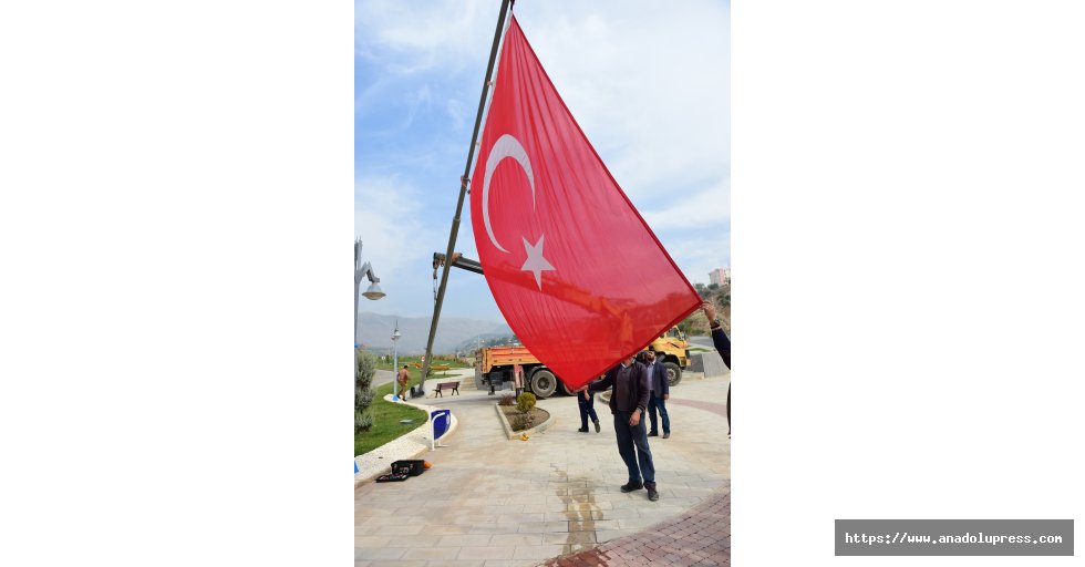 Dulkadiroğlu’ndan 15 Temmuz Anıt Parkına 23 Metrelik Bayrak Direği