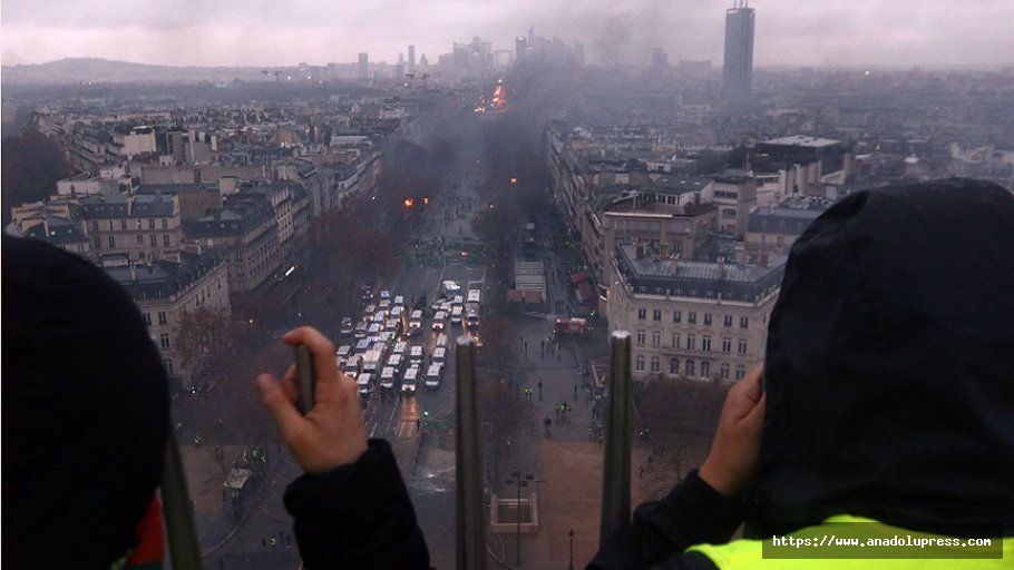Paris'teki Gösterilerin Faturası Ağır Oldu