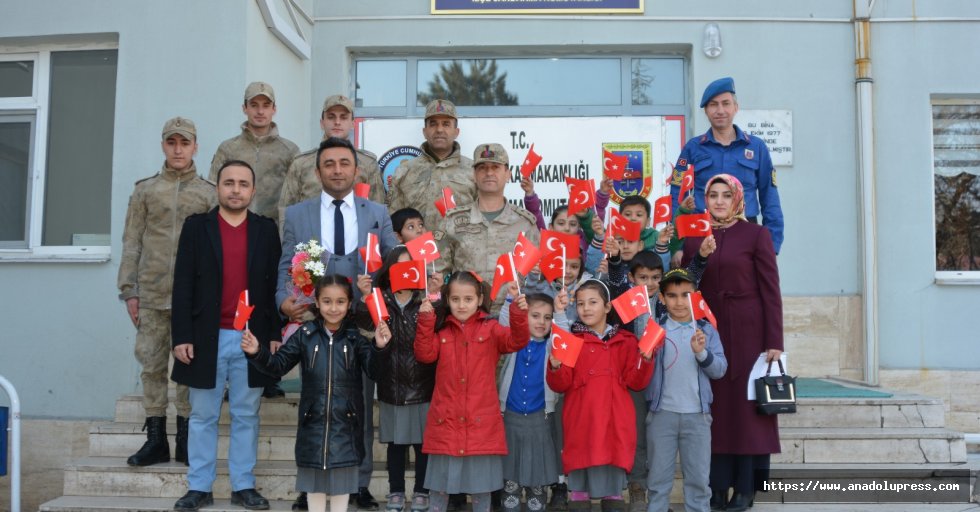 Yaptıkları Türk bayrağı tablosunu jandarmaya hediye ettiler