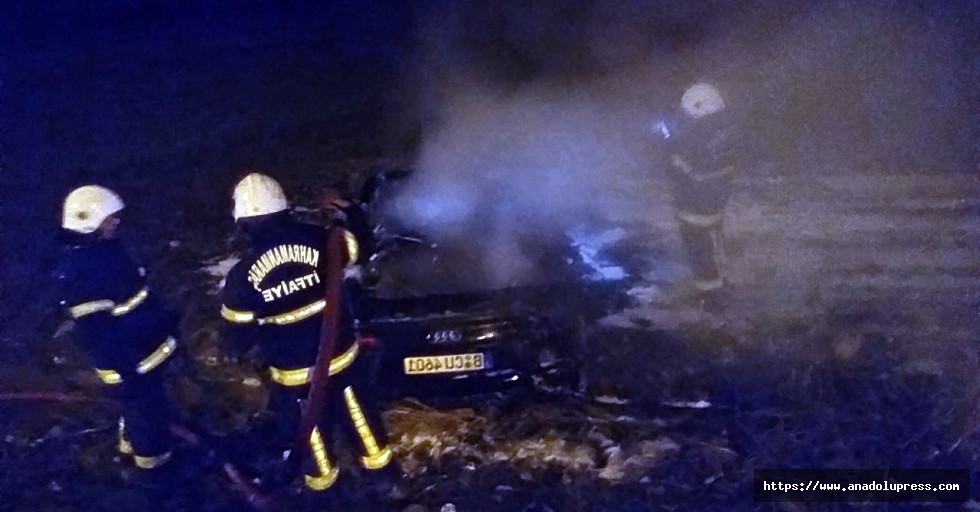 Takla atarak yanan otomobilden baba oğul yara almadan kurtuldu