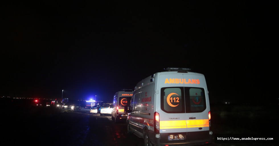 Jandarmadan kaçmaya çalışan şüphelilerin otomobili çaya düştü: 1 ölü