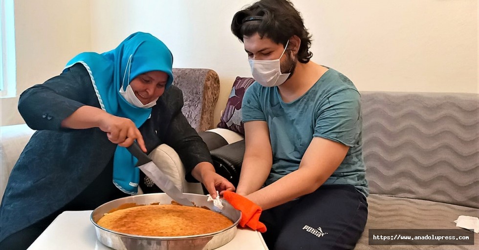 Milletvekili Habibe Öçal, elsiz ve ayaksız doğan üniversite öğrencisiyle kek yaptı