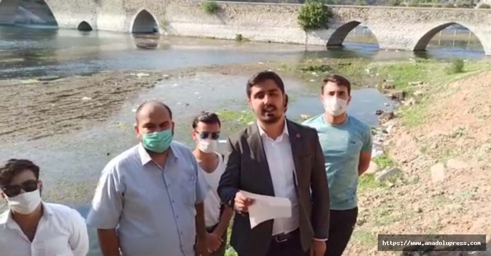 Saadet Partisi Kahramanmaraş Gençlik Kollarından Tarihi Taş Köprü Çevresindeki Kirlilikle İlgili Açıklama