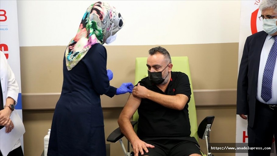 'TURKOVAC' aşısı faz 3 çalışması kapsamında gönüllülere uygulanmaya başlandı