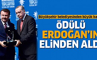 Ödülü, Erdoğan’ın elinden aldı