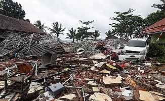 Endonezya'daki Tsunamide Ölü Sayısı Artıyor