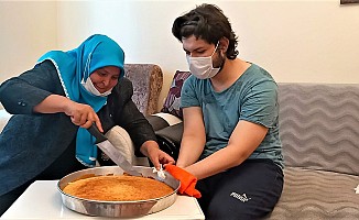 Milletvekili Habibe Öçal, elsiz ve ayaksız doğan üniversite öğrencisiyle kek yaptı