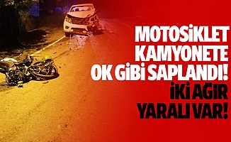 Motosiklet Kamyonete Ok Gibi Saplandı: 2 Ağır Yaralı