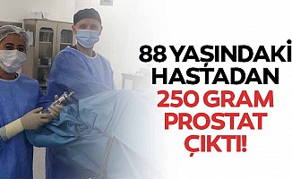88 yaşındaki yaşlı hastadan 250 gram prostat çıktı