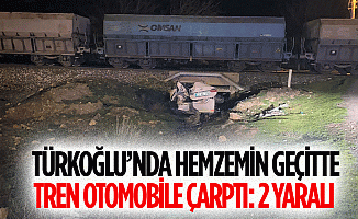 Türkoğlu’nda hemzemin geçitte tren otomobile çarptı: 2 yaralı