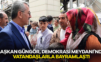 Başkan Güngör, Demokrasi Meydanı’nda Vatandaşlarla Bayramlaştı